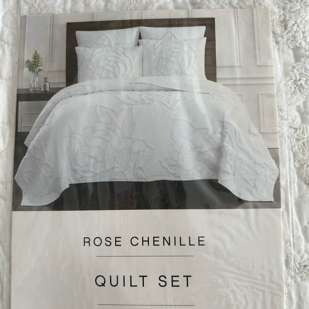 ROSE CHENILLE FULL/QUEEN QUILT SET, 1 QUILT & 2 SHAMS & 1 EURO SHAM- NEW,